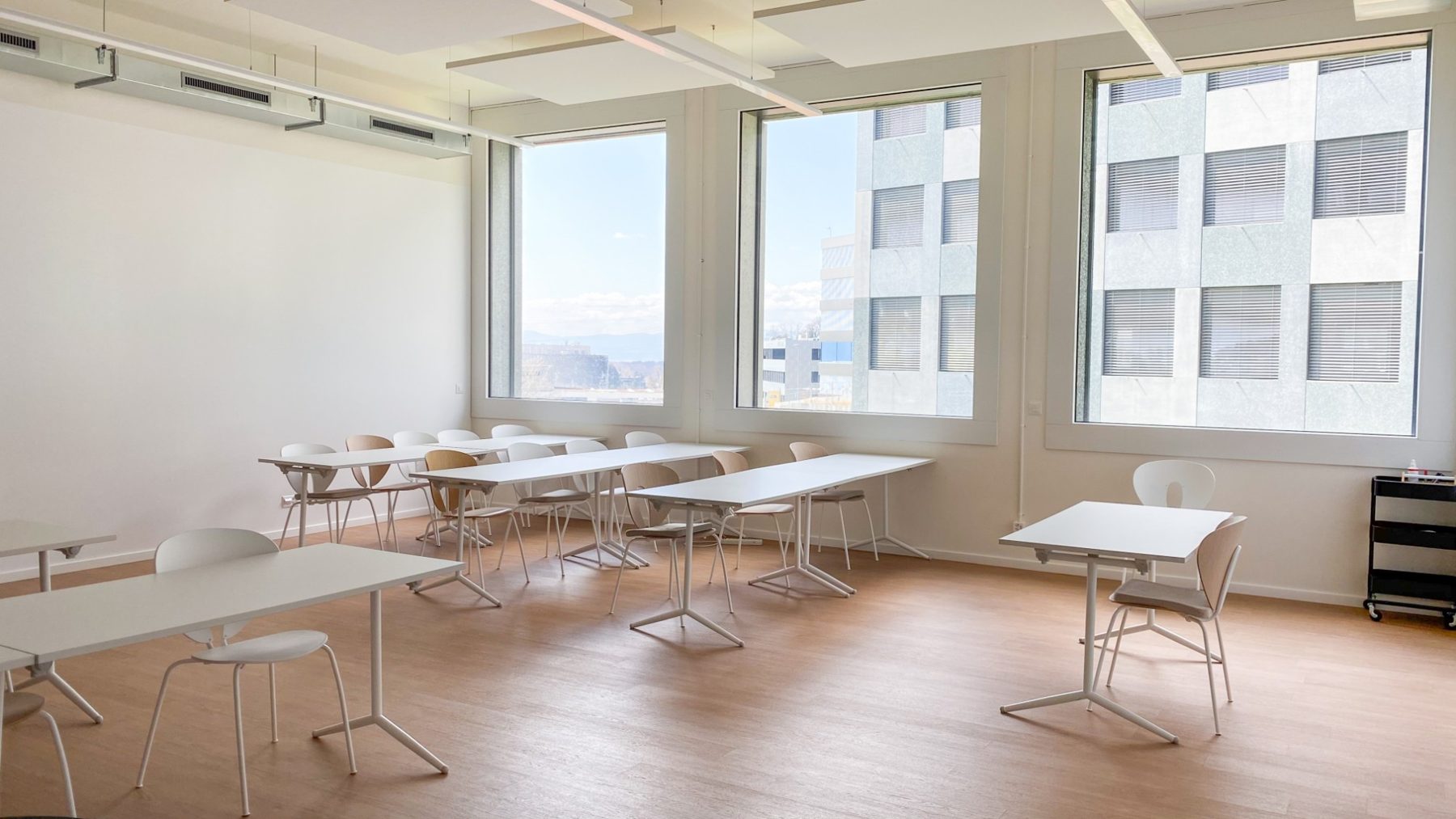 La salle de cours, avec ses grandes fenêtres et ses tables en rangées