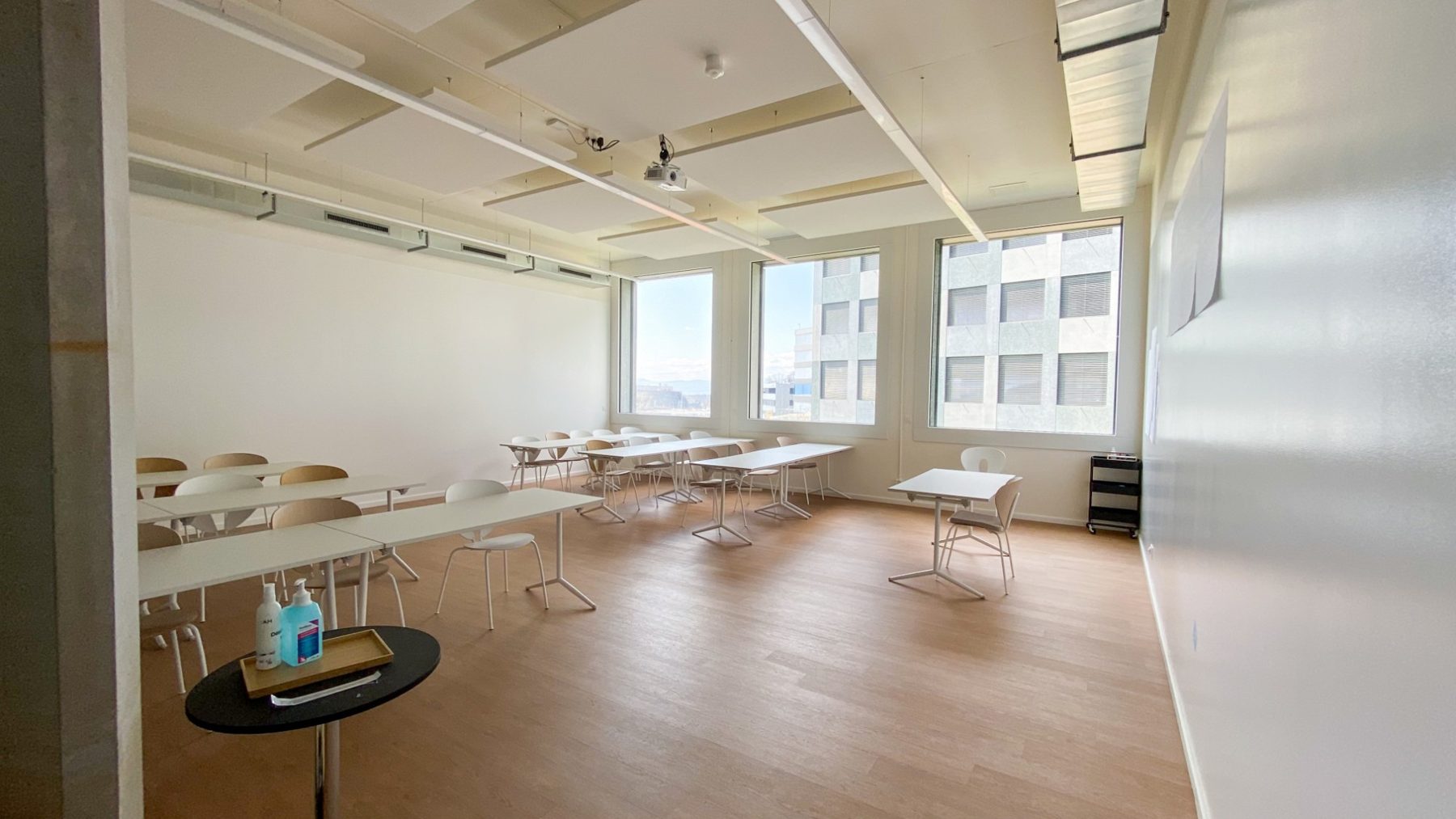 La salle de cours vue de l'entrée, avec le projecteur au plafond